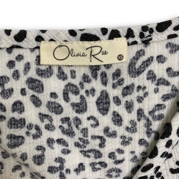 Olivia Rae Leopard Top with Runched tie in the center. - Picture 3 of 5